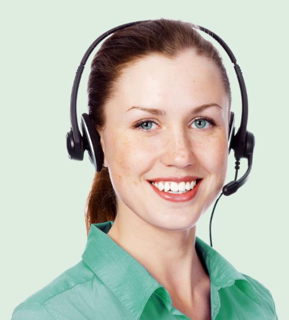 Weibliche lächelnde Person mit Headset